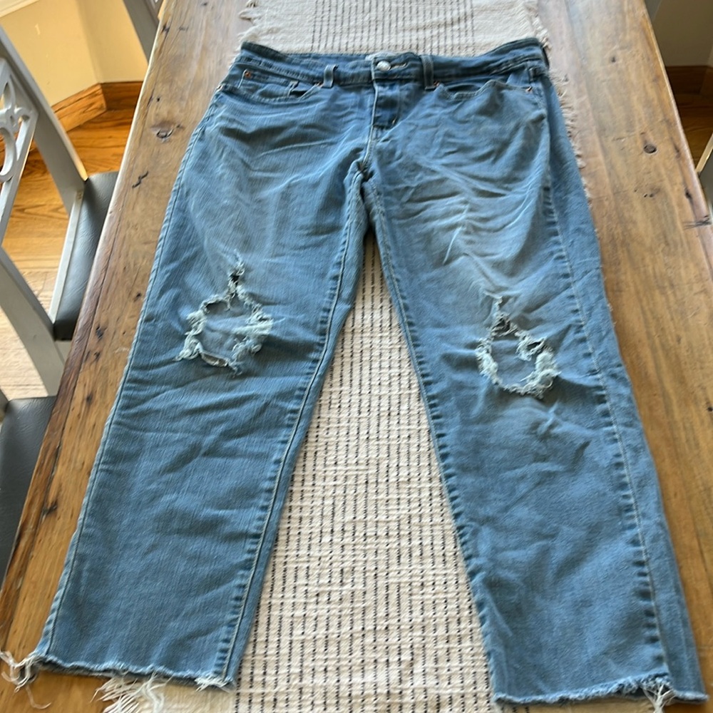 Distressed mid rise boyfriend Signature by Levi Strauss jeans!